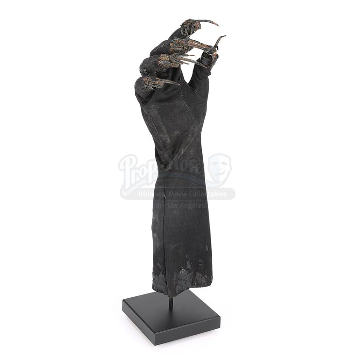 Catwomans (Michelle Pfeiffer) MetalClawed Glove BATMAN RETURNS (1992)