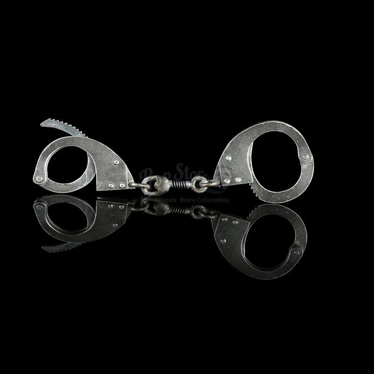 Eddie Valiants (Bob Hoskins) SFX Handcuffs | WHO FRAMED ROGER RABBIT (1988)