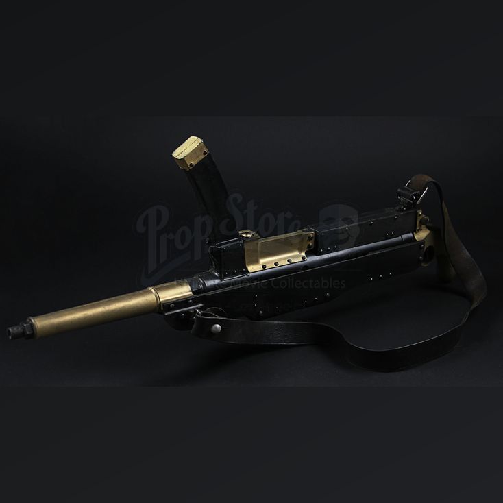 Watsons (Jude Law) Machine Gun SHERLOCK HOLMES A GAME OF SHADOWS (2011)