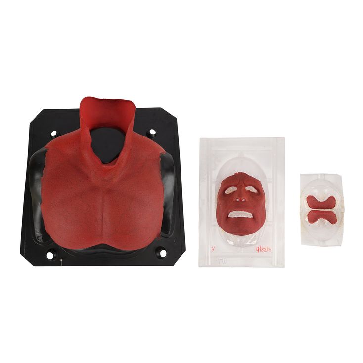 Hellboy Device Lot # IT-167583 (LT-283572): HELLBOY (2004) - Hellboy's (Ron Perlman ...