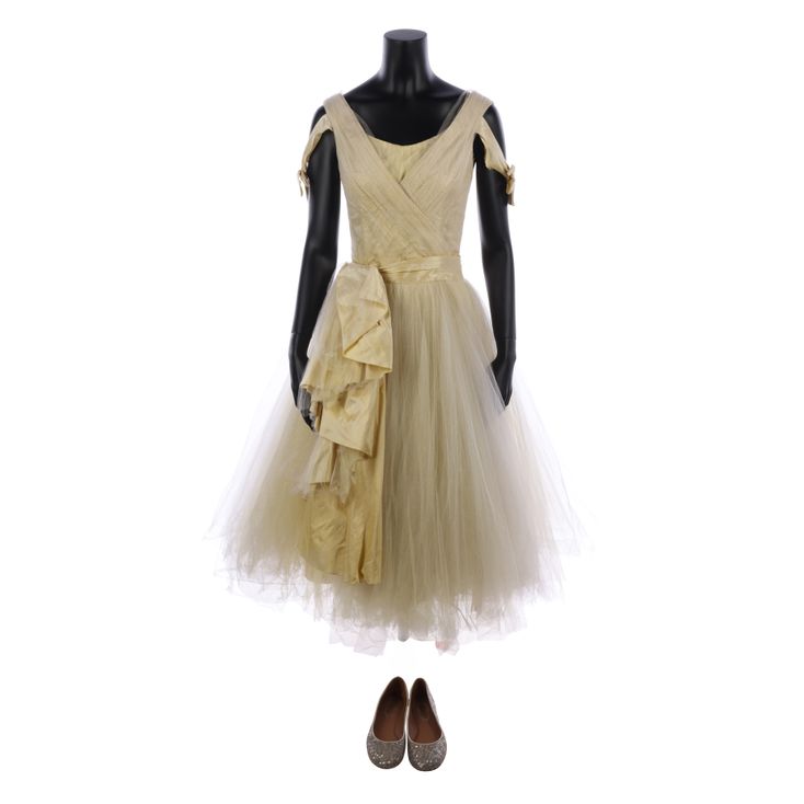 green emerald velvet dress Jennifer Lawrence at The Hunger Games Movie Premiere in Gold Dress 8 x 10  Photo at Amazon's Entertainment Collectibles Store main image 1