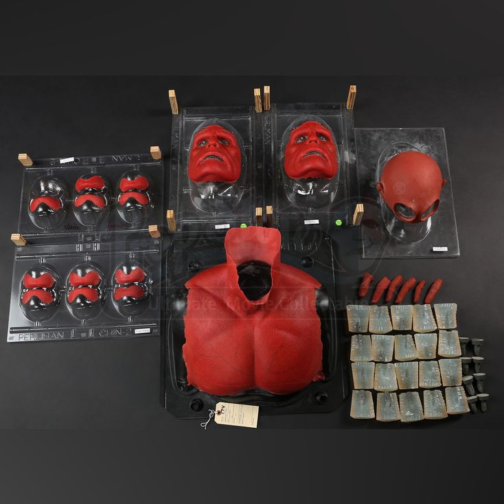 Hellboy Device Hellboy (Ron Perlman) Appliances | HELLBOY (2004)