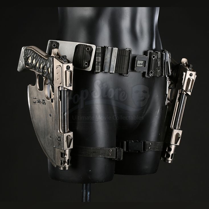 Reinhardts (Ron Perlman) Hero Pistols and Rig | BLADE II (2002)